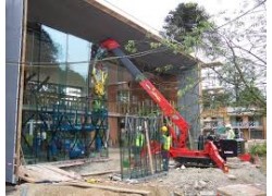 Mini grue Unic sur chenille
